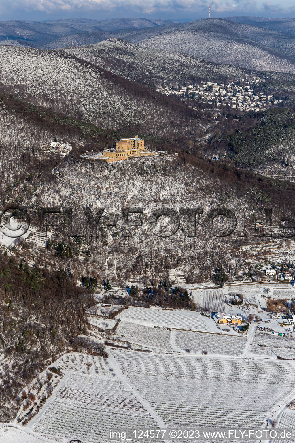 Vue aérienne de Vue aérienne d'hiver dans la neige du château de Hambach à le quartier Diedesfeld in Neustadt an der Weinstraße dans le département Rhénanie-Palatinat, Allemagne