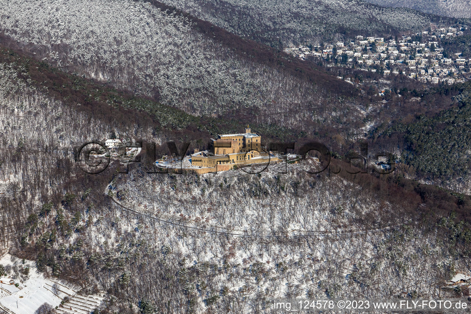 Vue aérienne de Vue aérienne d'hiver dans la neige du château de Hambach à le quartier Diedesfeld in Neustadt an der Weinstraße dans le département Rhénanie-Palatinat, Allemagne