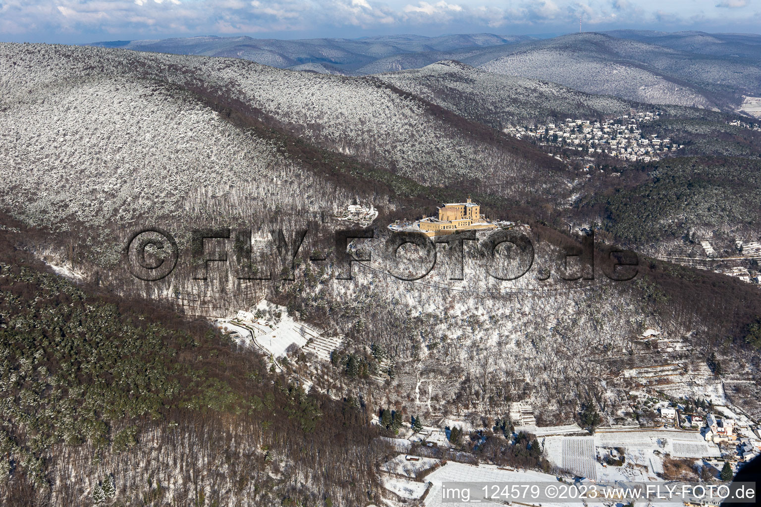 Vue aérienne de Vue aérienne d'hiver dans la neige du château de Hambach à le quartier Diedesfeld in Neustadt an der Weinstraße dans le département Rhénanie-Palatinat, Allemagne