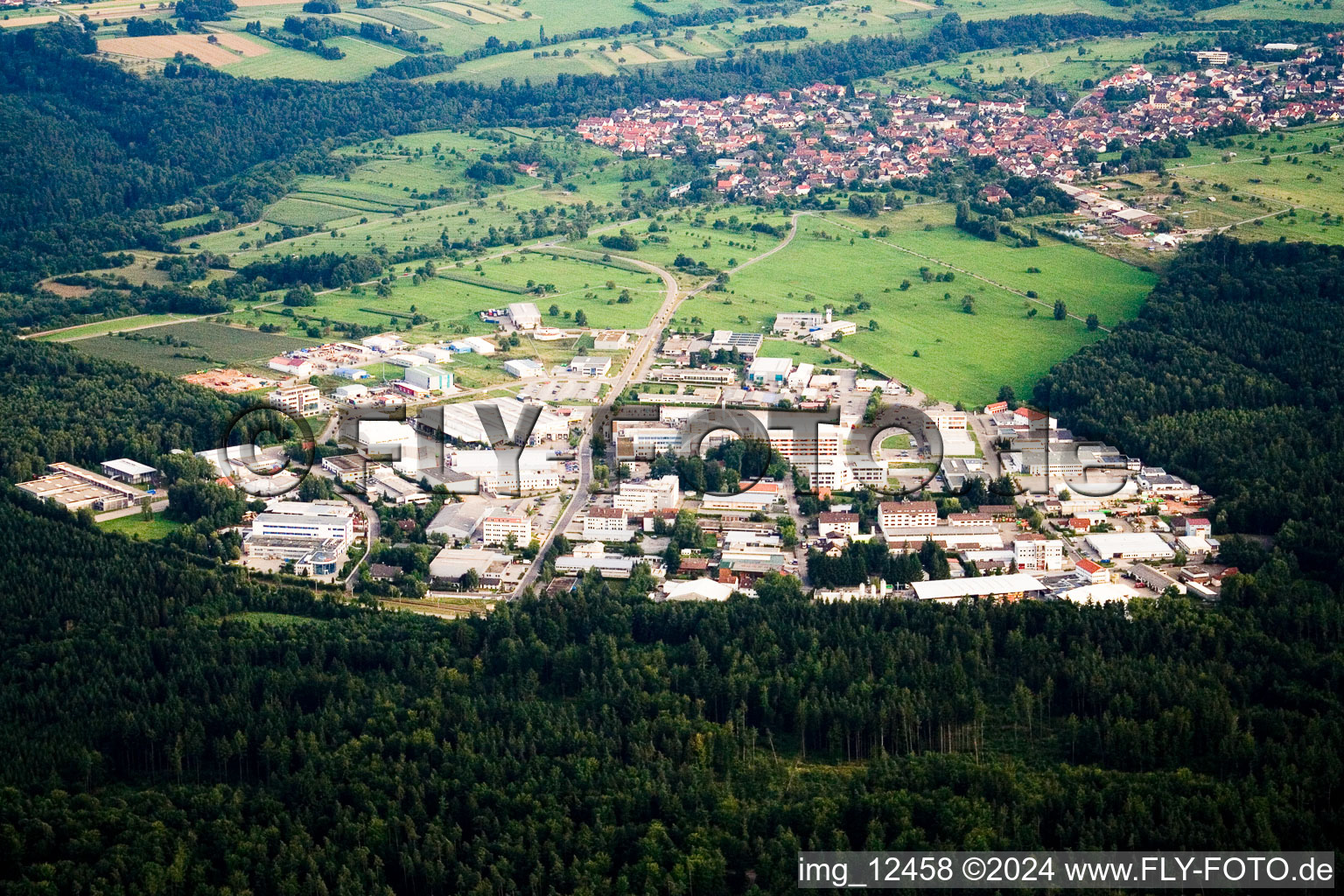 Vue aérienne de Ittersbach, zone industrielle à le quartier Im Stockmädle in Karlsbad dans le département Bade-Wurtemberg, Allemagne