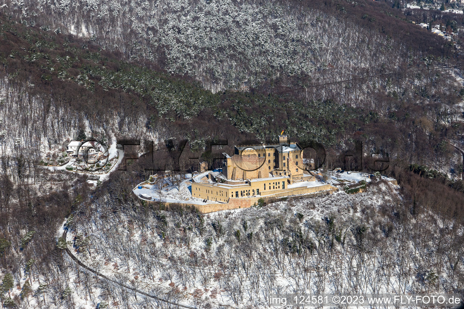 Vue aérienne de Vue aérienne d'hiver dans la neige du château de Hambach à le quartier Diedesfeld in Neustadt an der Weinstraße dans le département Rhénanie-Palatinat, Allemagne