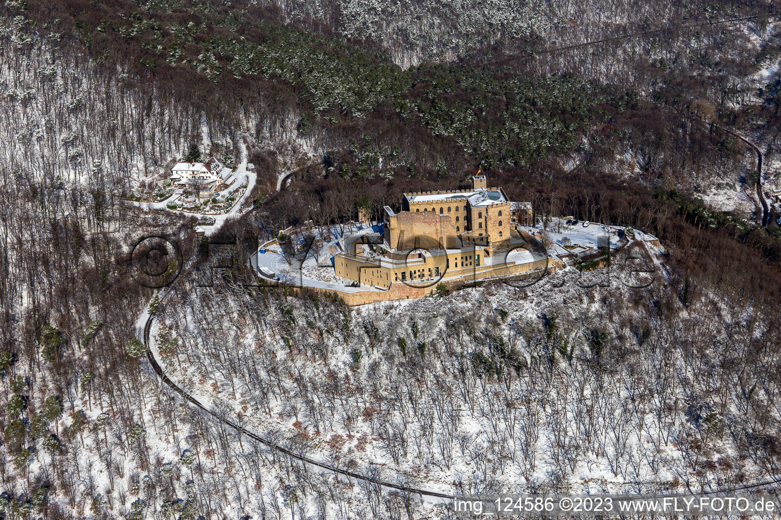 Vue aérienne de Vue aérienne d'hiver dans la neige du château de Hambach à le quartier Diedesfeld in Neustadt an der Weinstraße dans le département Rhénanie-Palatinat, Allemagne