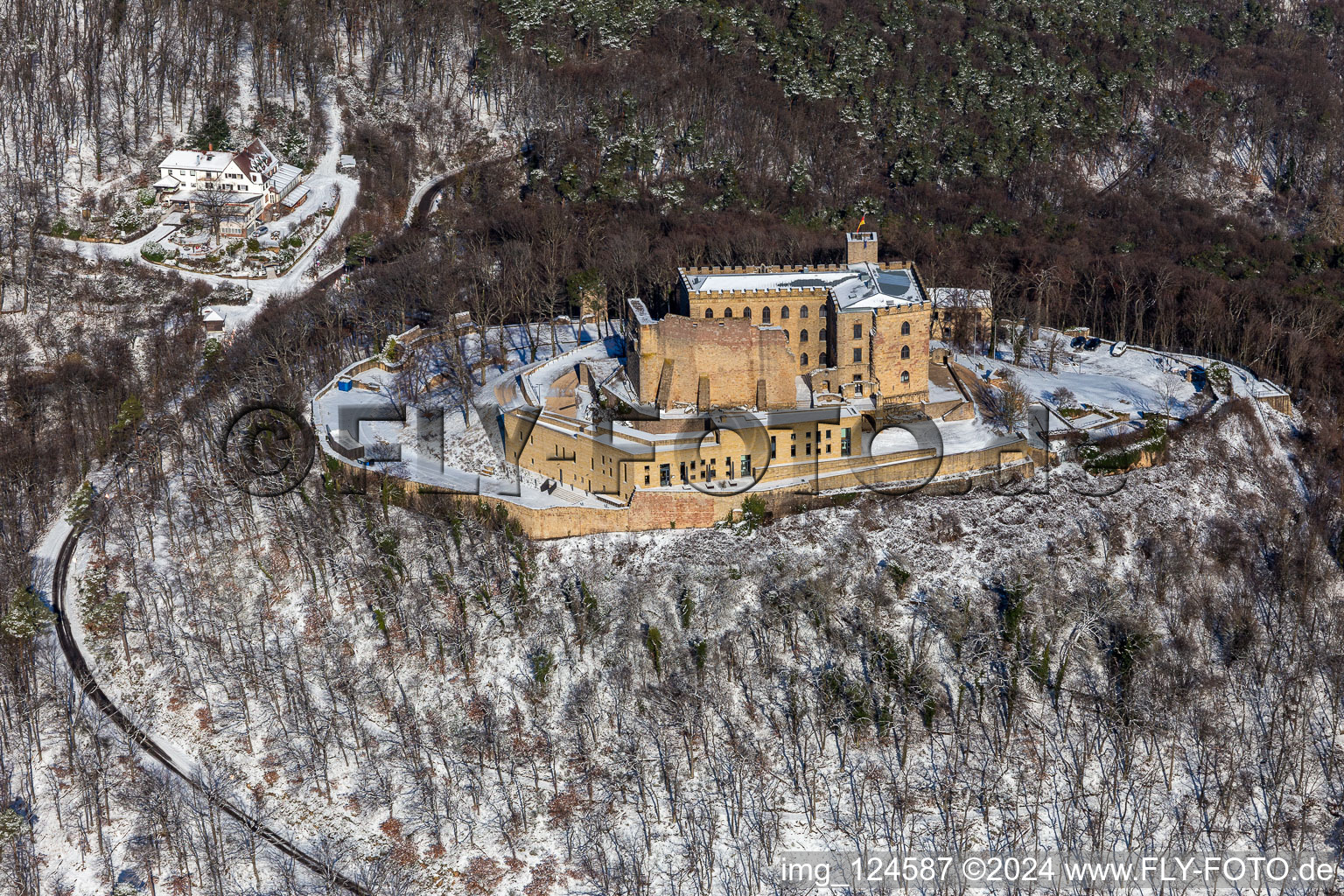 Vue aérienne de Complexe du château enneigé en hiver du "Hambacher Schloss". à le quartier Diedesfeld in Neustadt an der Weinstraße dans le département Rhénanie-Palatinat, Allemagne