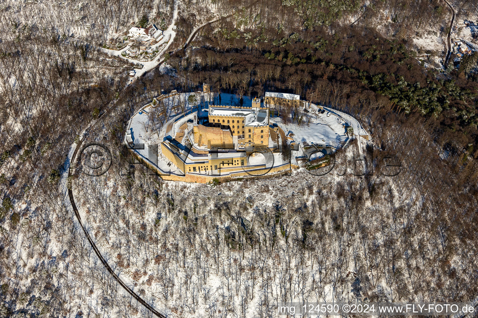 Photographie aérienne de Complexe du château enneigé en hiver du "Hambacher Schloss". à le quartier Diedesfeld in Neustadt an der Weinstraße dans le département Rhénanie-Palatinat, Allemagne