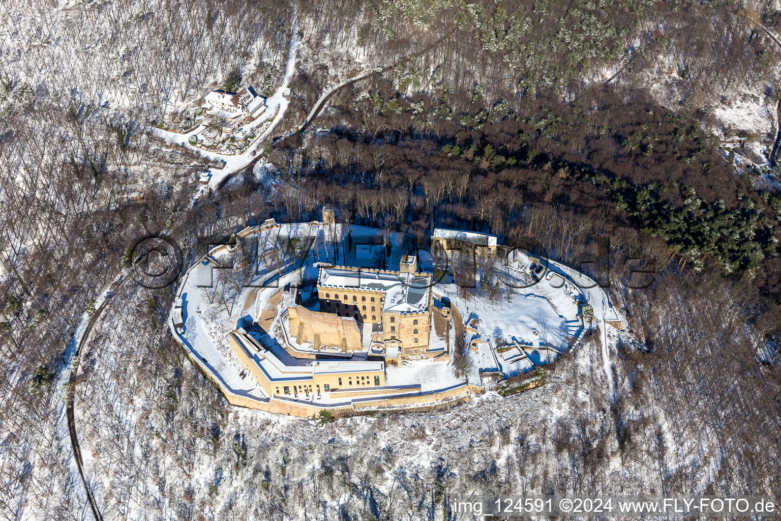 Vue oblique de Complexe du château enneigé en hiver du "Hambacher Schloss". à le quartier Diedesfeld in Neustadt an der Weinstraße dans le département Rhénanie-Palatinat, Allemagne