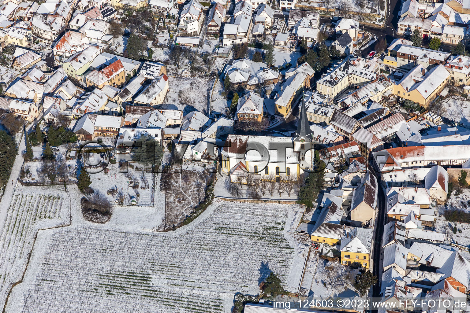 Vue aérienne de Vue aérienne d'hiver dans la neige de l'église catholique Saint-Jacques à le quartier Hambach an der Weinstraße in Neustadt an der Weinstraße dans le département Rhénanie-Palatinat, Allemagne