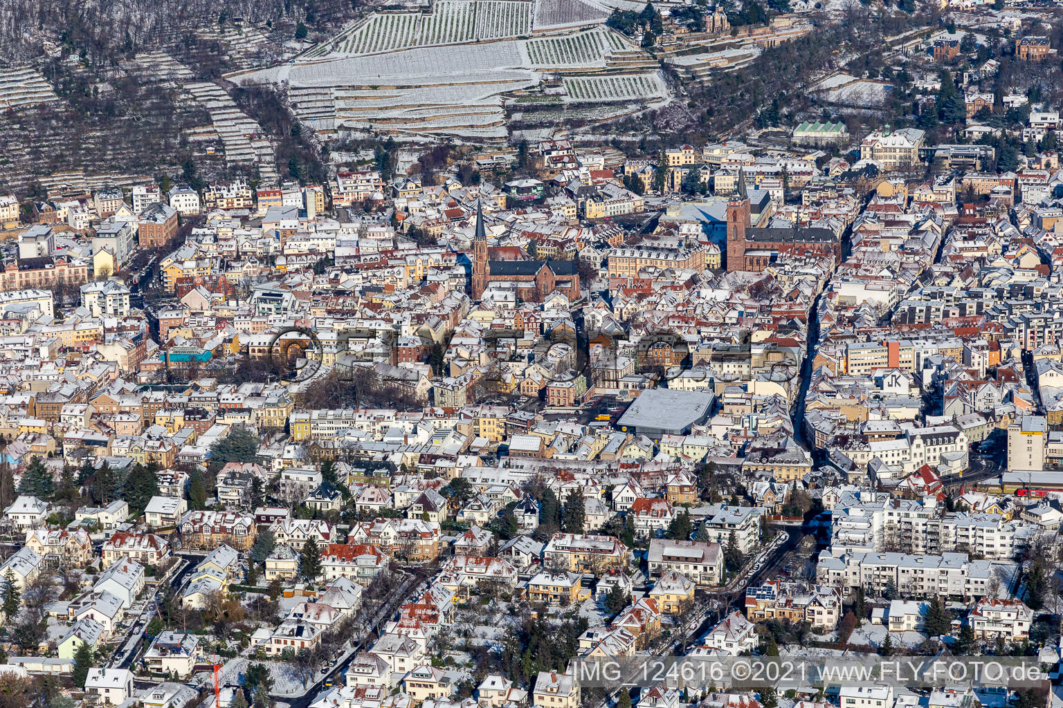 Vue aérienne de Vue aérienne hivernale dans la neige avec l'église paroissiale catholique Saint-Marien et la collégiale du Prot. à Neustadt an der Weinstraße dans le département Rhénanie-Palatinat, Allemagne