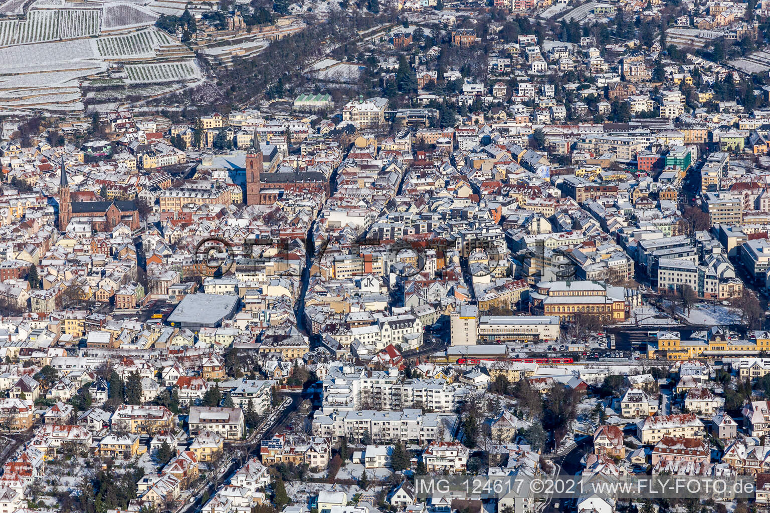 Vue aérienne de Vue aérienne d'hiver dans la neige de la rue principale à Neustadt an der Weinstraße dans le département Rhénanie-Palatinat, Allemagne