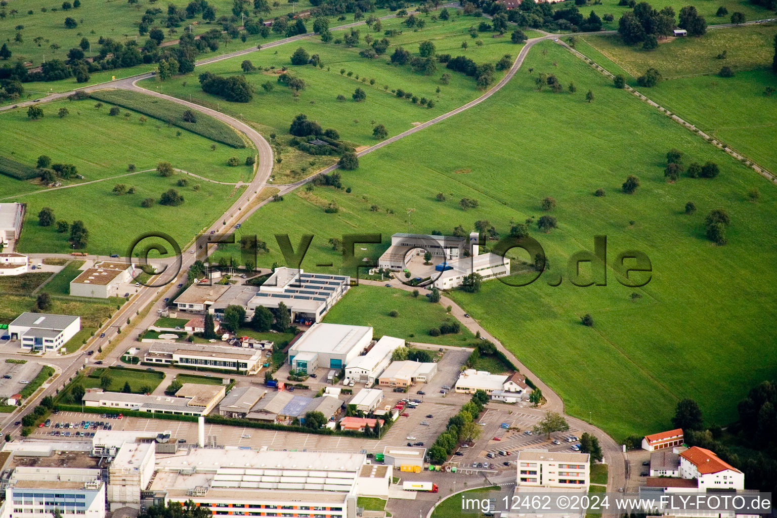 Vue aérienne de Ittersbach, zone industrielle à le quartier Im Stockmädle in Karlsbad dans le département Bade-Wurtemberg, Allemagne