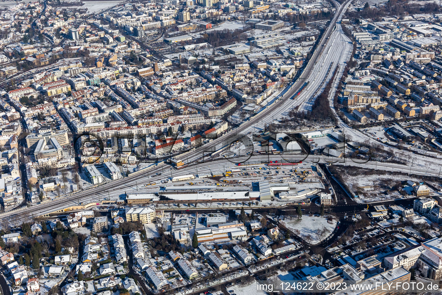 Vue aérienne de Vue aérienne d'hiver dans la neige du Gleisdreieck à Neustadt an der Weinstraße dans le département Rhénanie-Palatinat, Allemagne