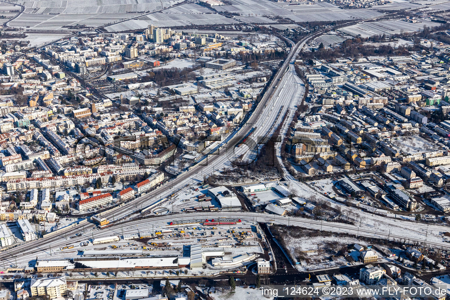 Vue aérienne de Vue aérienne d'hiver dans la neige du Gleisdreieck à Neustadt an der Weinstraße dans le département Rhénanie-Palatinat, Allemagne