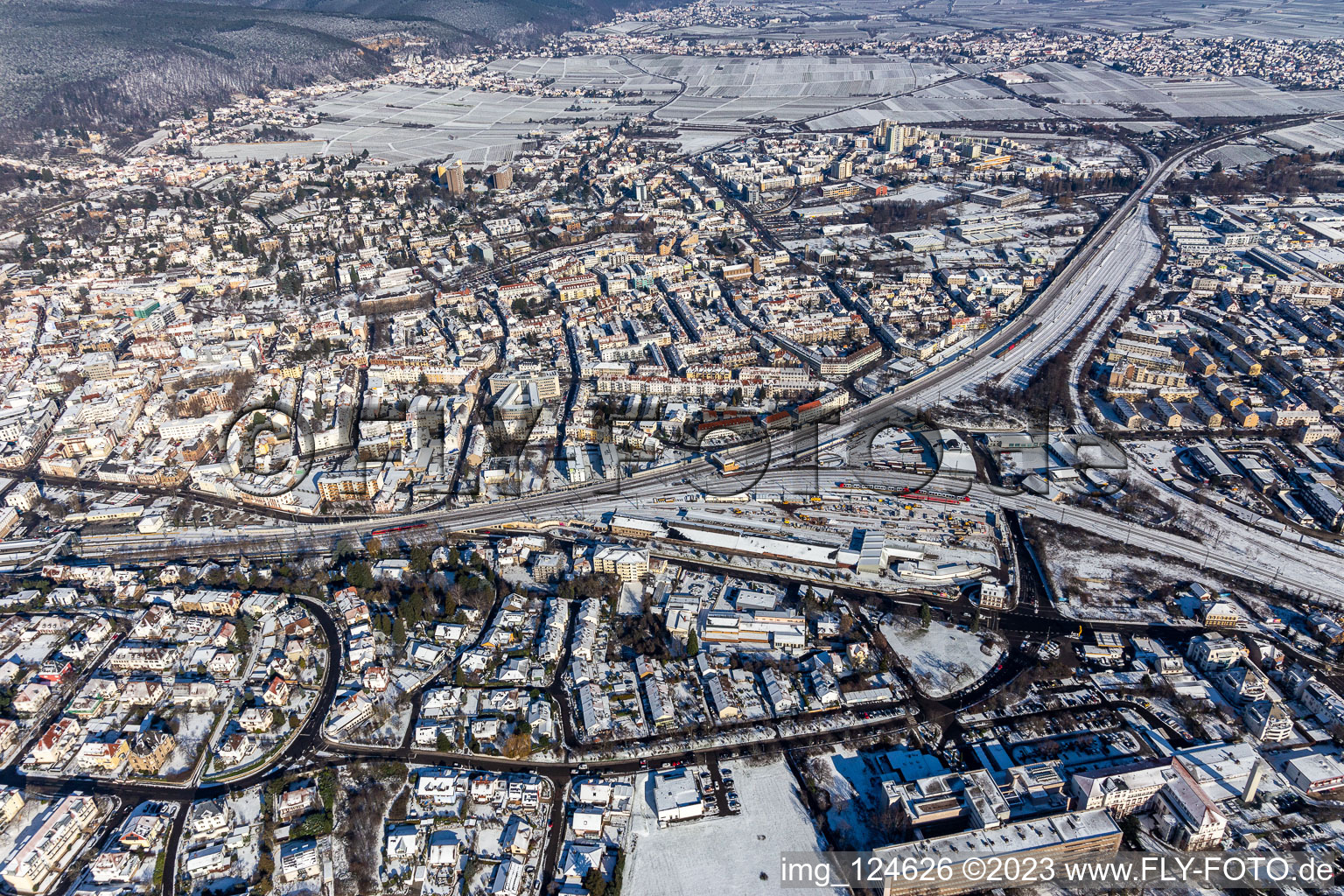 Vue aérienne de Vue aérienne d'hiver dans la neige du Gleisdreieck à Neustadt an der Weinstraße dans le département Rhénanie-Palatinat, Allemagne