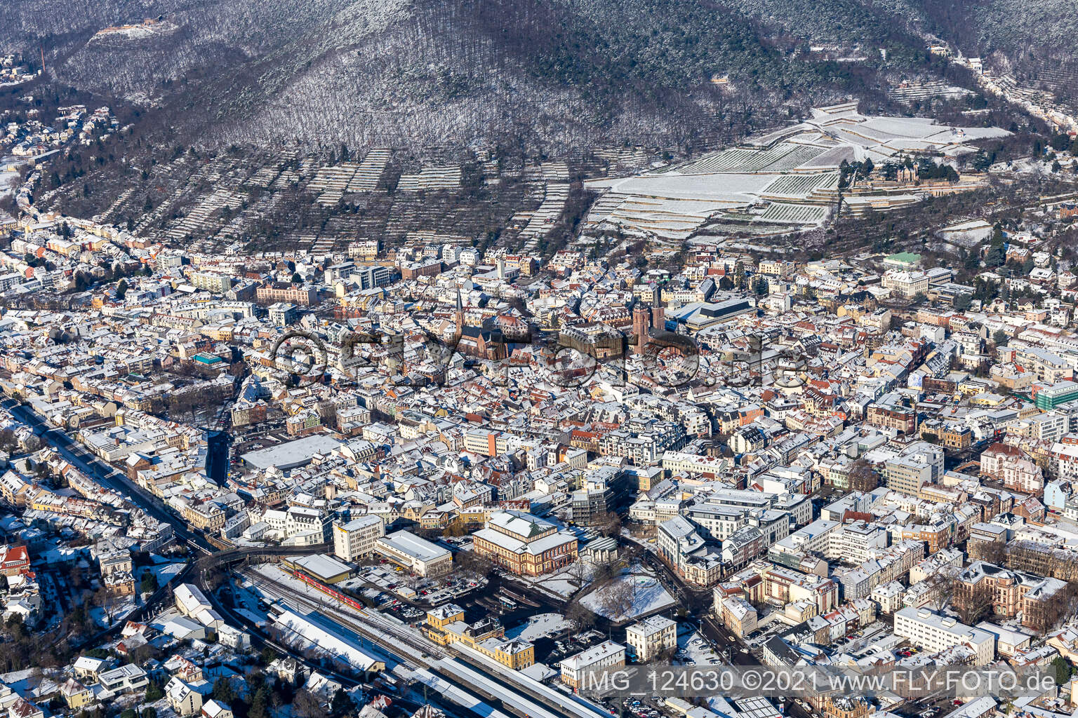 Vue aérienne de Vue aérienne hivernale dans la neige avec l'église paroissiale catholique Saint-Marien et la collégiale du Prot. à Neustadt an der Weinstraße dans le département Rhénanie-Palatinat, Allemagne