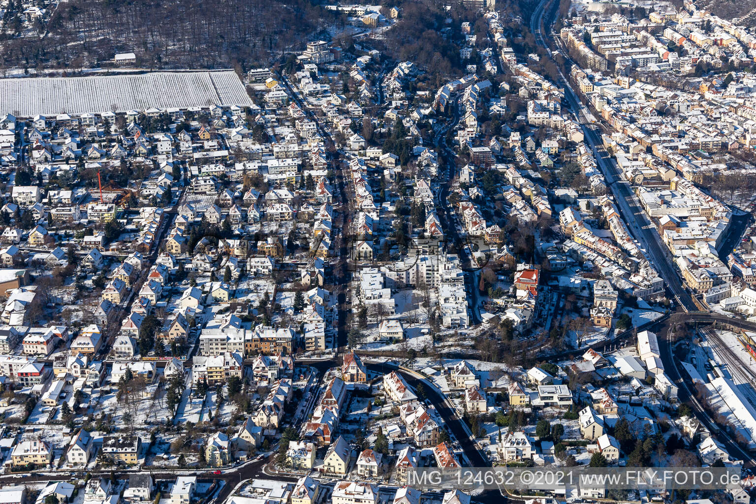 Vue aérienne de Vue aérienne d'hiver dans la neige de la route forestière à Neustadt an der Weinstraße dans le département Rhénanie-Palatinat, Allemagne