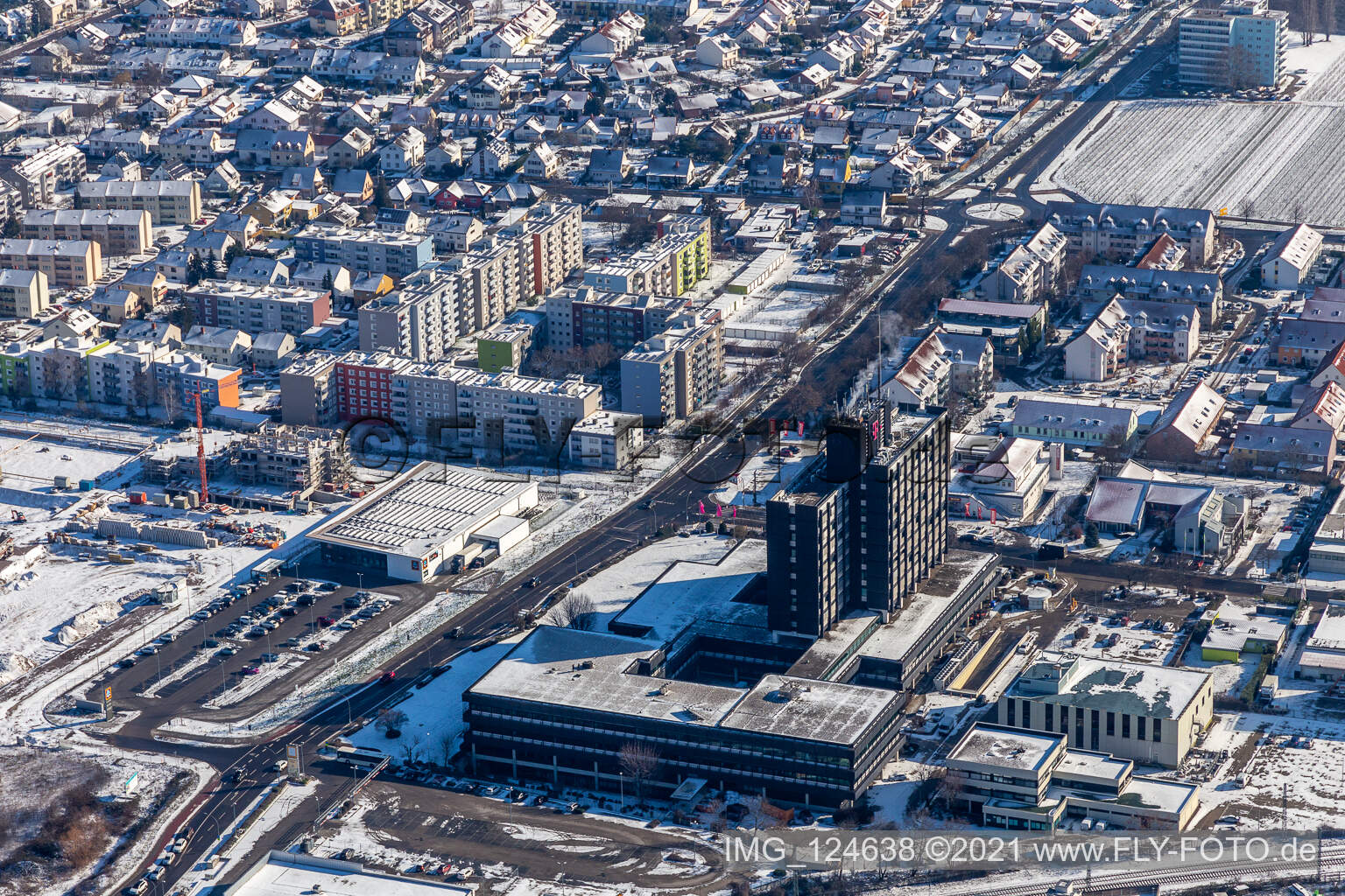 Vue aérienne de Vue aérienne d'hiver dans la neige Deutsche Telekom à Neustadt an der Weinstraße dans le département Rhénanie-Palatinat, Allemagne