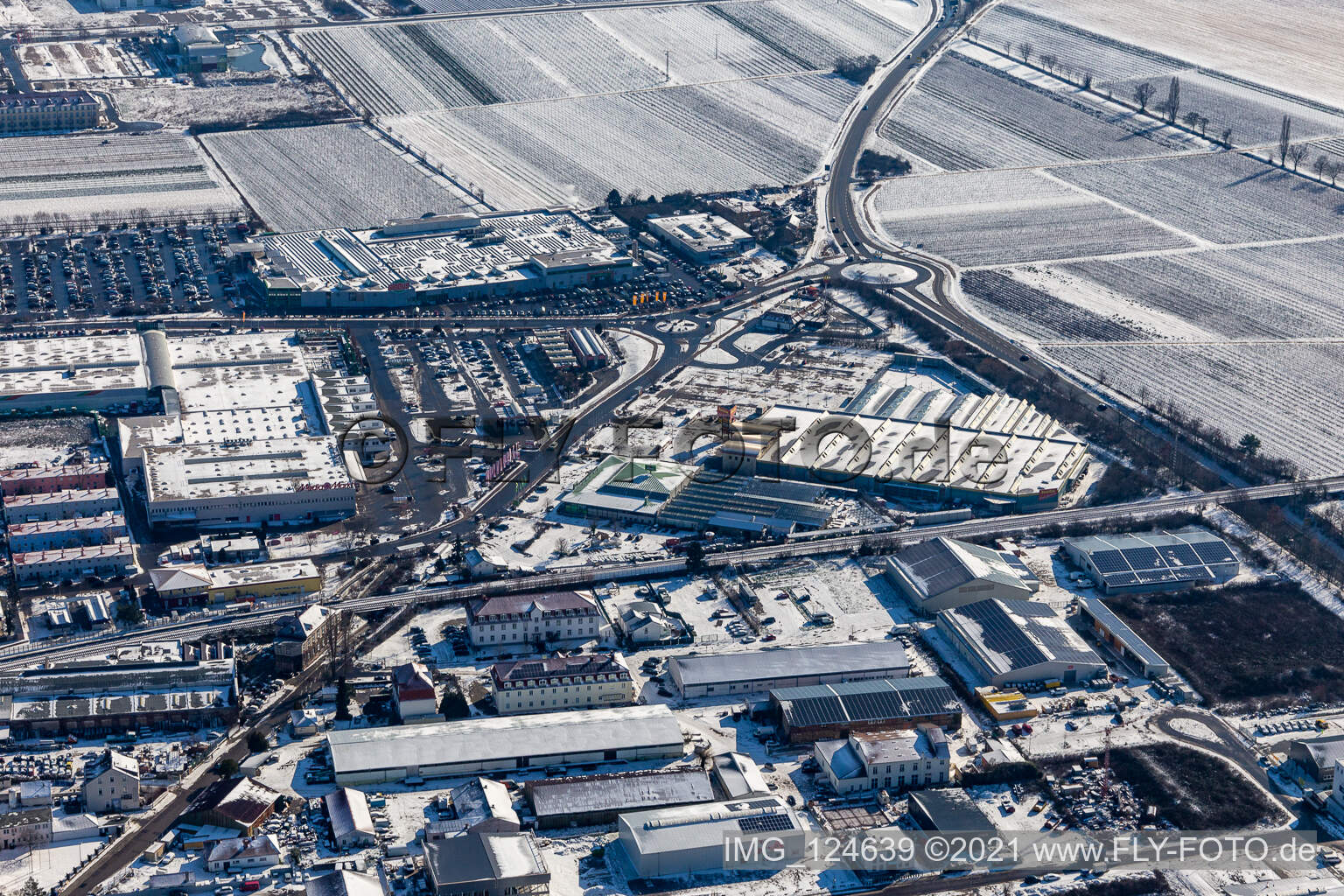 Vue aérienne de Vue aérienne d'hiver dans la boule à neige, Hela Profi, marchés Dehner à Neustadt an der Weinstraße dans le département Rhénanie-Palatinat, Allemagne