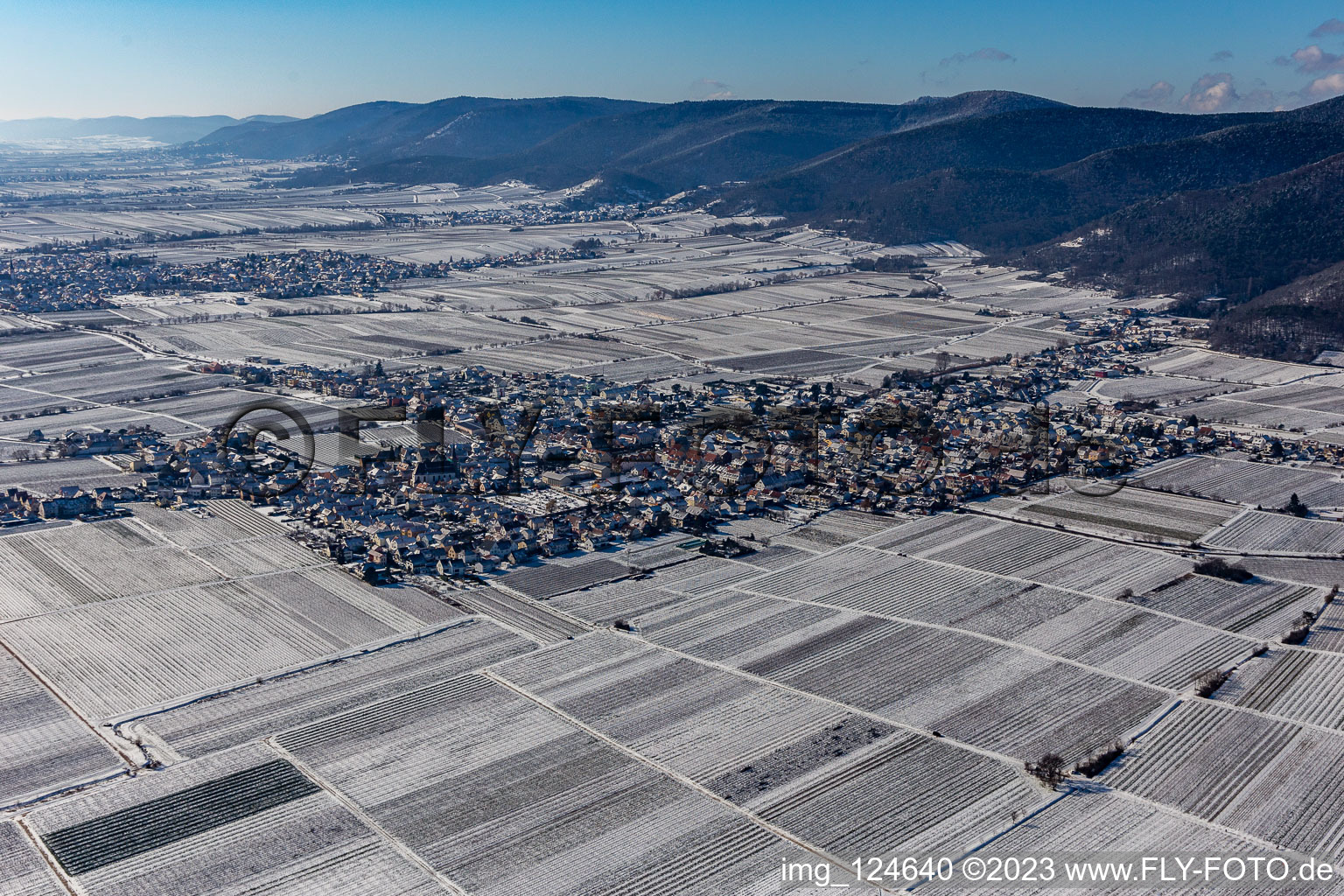 Vue aérienne de Vue aérienne d'hiver dans la neige à le quartier Diedesfeld in Neustadt an der Weinstraße dans le département Rhénanie-Palatinat, Allemagne