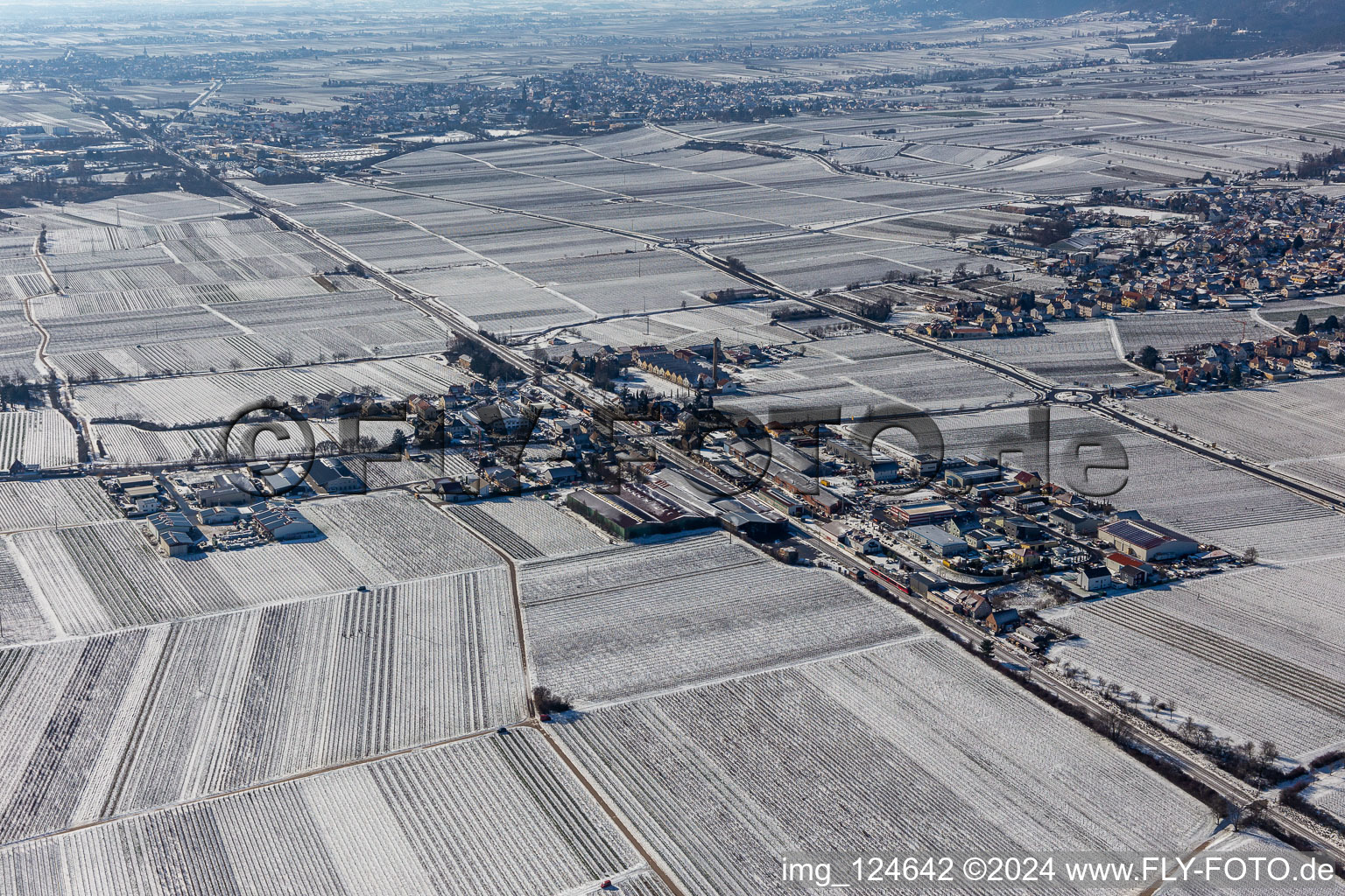 Vue aérienne de Vue aérienne d'hiver dans la zone industrielle de neige de Bordmühle à Kirrweiler dans le département Rhénanie-Palatinat, Allemagne