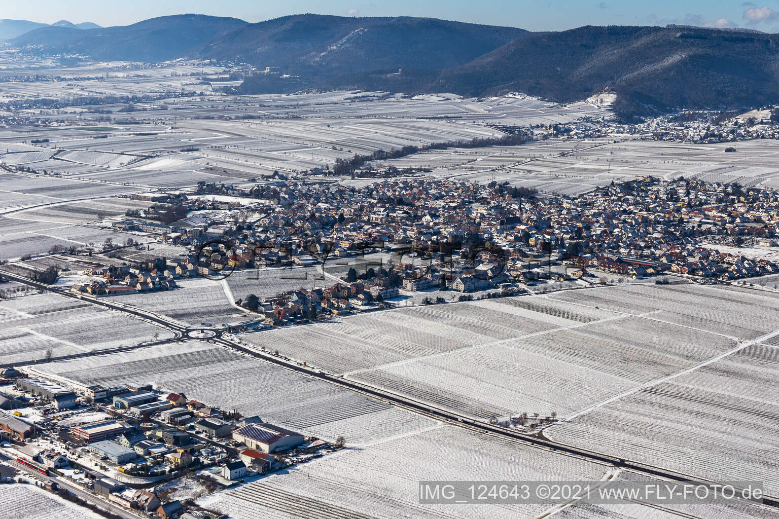 Vue aérienne de Vue aérienne d'hiver dans la neige à Maikammer dans le département Rhénanie-Palatinat, Allemagne