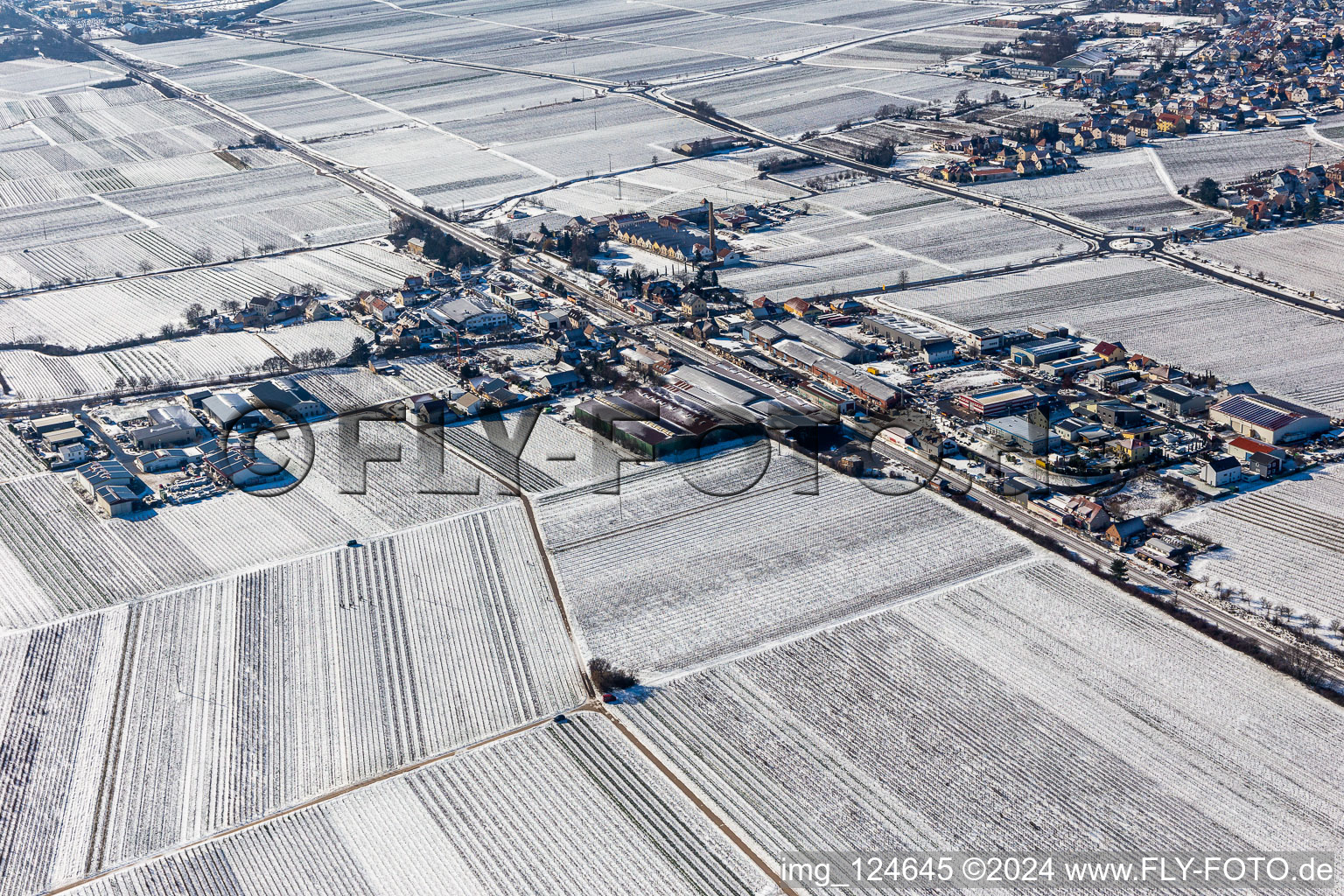 Vue aérienne de Vue aérienne d'hiver dans la zone industrielle de neige de Bordmühle à Kirrweiler dans le département Rhénanie-Palatinat, Allemagne