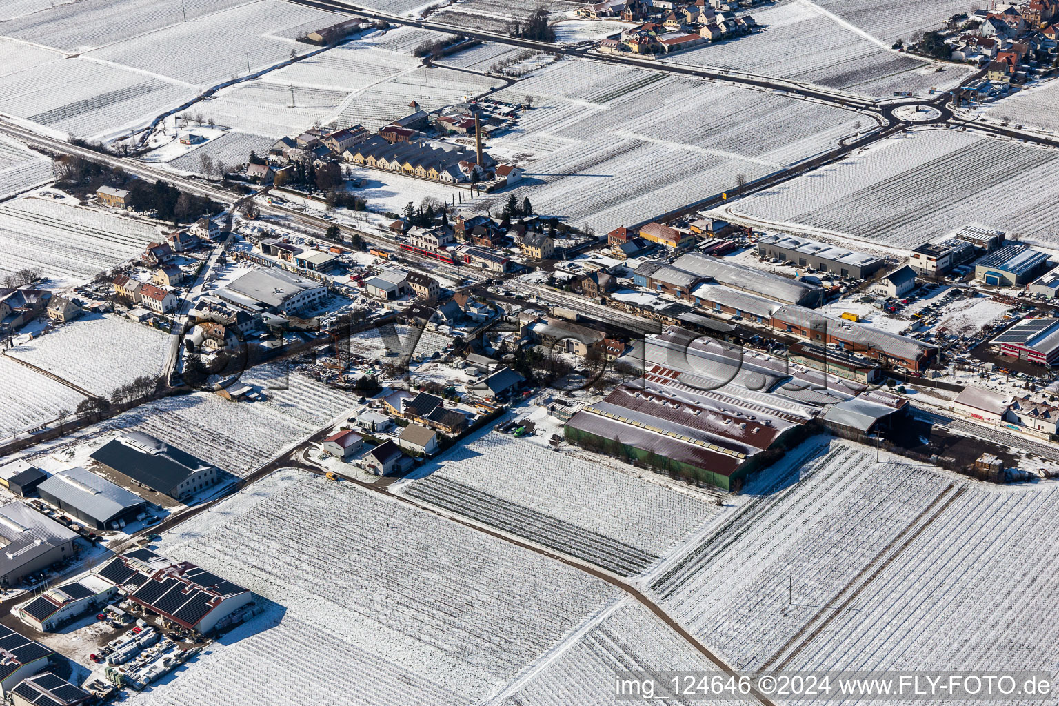 Vue aérienne de Vue aérienne d'hiver dans la zone industrielle de neige de Bordmühle à Kirrweiler dans le département Rhénanie-Palatinat, Allemagne