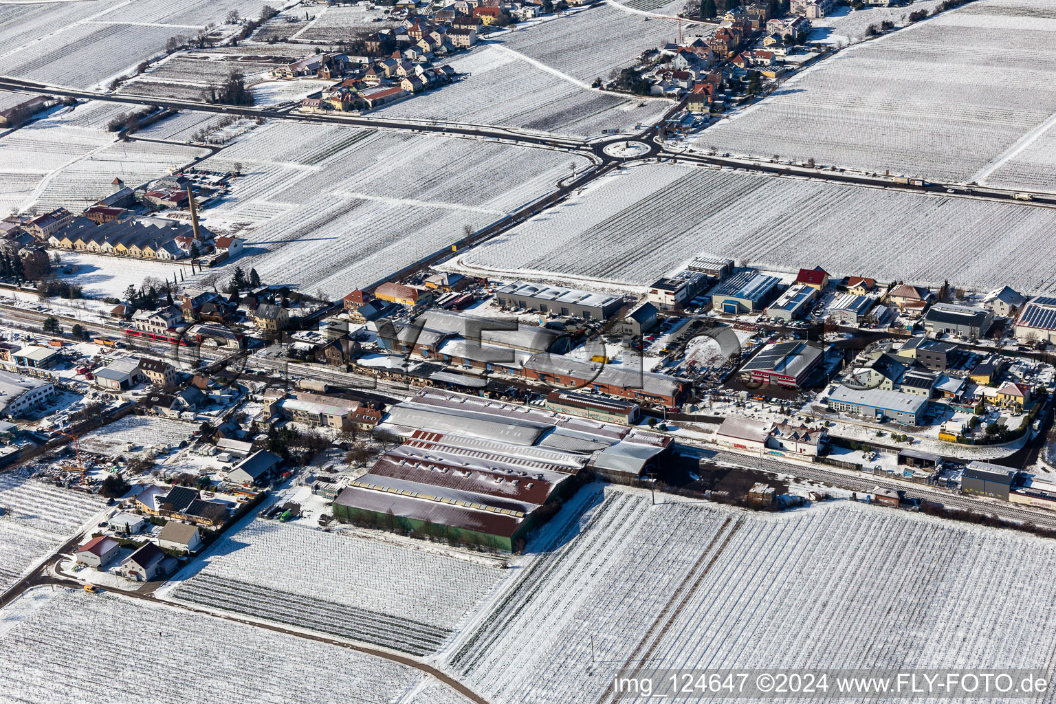 Vue aérienne de Vue aérienne d'hiver dans la zone industrielle de neige de Bordmühle à Kirrweiler dans le département Rhénanie-Palatinat, Allemagne