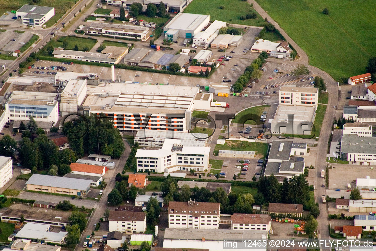 Vue oblique de Ittersbach, zone industrielle à le quartier Im Stockmädle in Karlsbad dans le département Bade-Wurtemberg, Allemagne