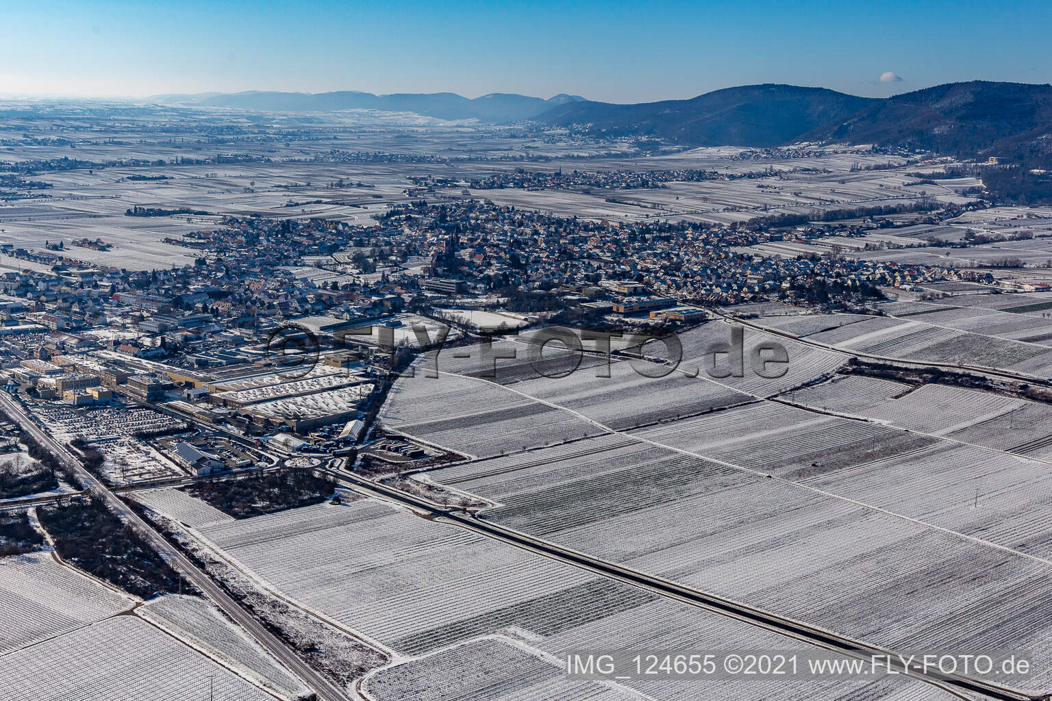 Vue aérienne de Vue aérienne d'hiver dans la neige à Edenkoben dans le département Rhénanie-Palatinat, Allemagne