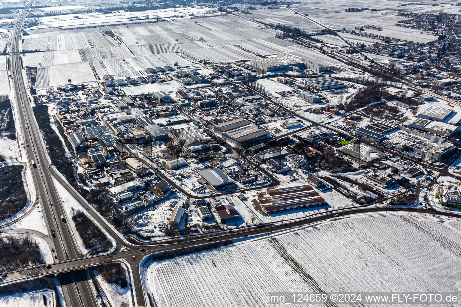 Vue aérienne de Zone industrielle et commerciale enneigée en hiver à l'est avec dreiso GmbH Dreißigacker & Sohn à Edenkoben dans le département Rhénanie-Palatinat, Allemagne