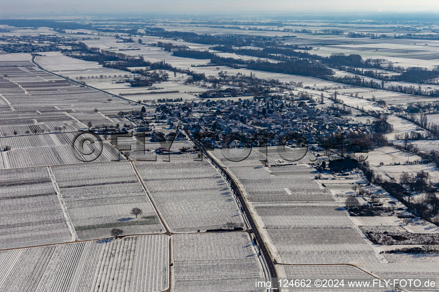 Vue aérienne de Vue aérienne d'hiver dans la neige à Venningen dans le département Rhénanie-Palatinat, Allemagne