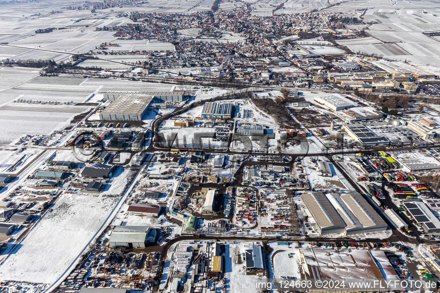 Vue aérienne de Zone industrielle et commerciale enneigée en hiver à l'est avec dreiso GmbH Dreißigacker & Sohn et ArcelorMittal SSC Deutschland GmbH, succursale Edenkoben à Edenkoben dans le département Rhénanie-Palatinat, Allemagne