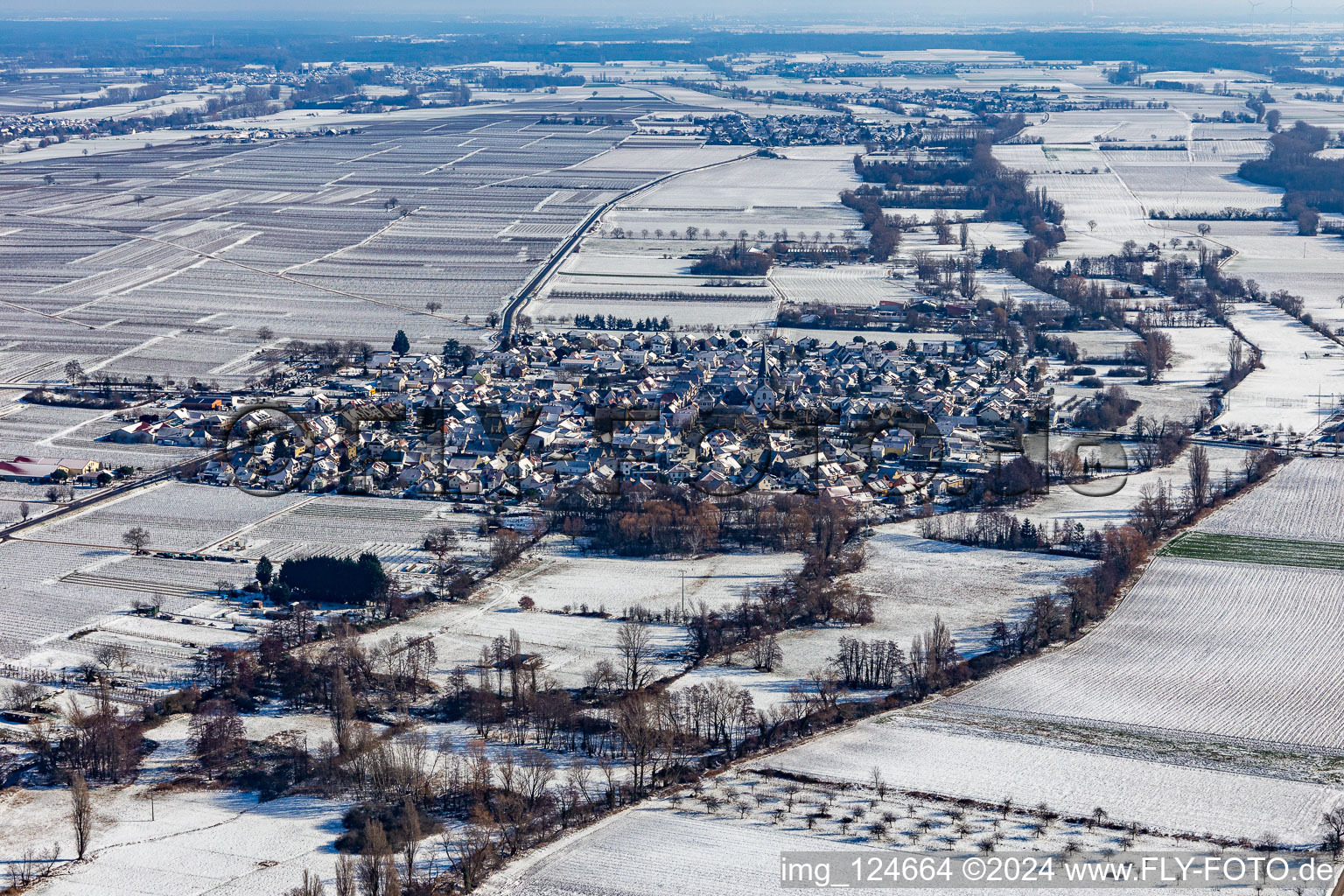 Vue aérienne de Vue aérienne d'hiver dans la neige à Venningen dans le département Rhénanie-Palatinat, Allemagne