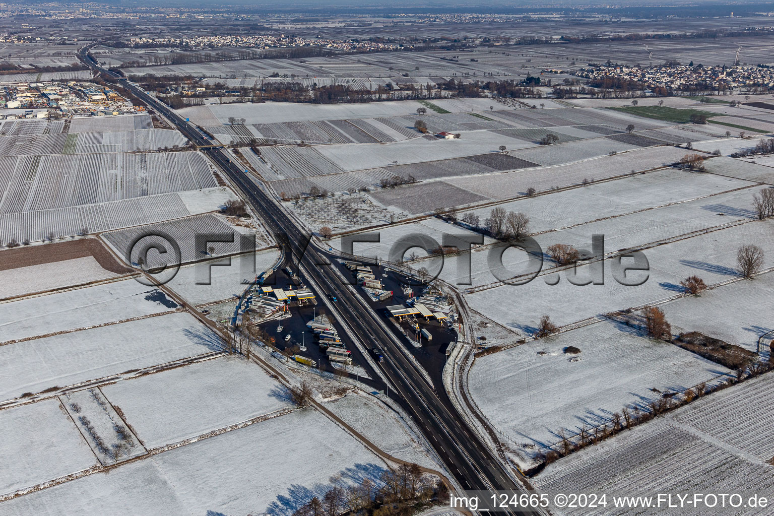 Vue aérienne de Aire d'autoroute enneigée en hiver sur la voie de circulation et les directions du BAB Serways Pfälzer Weinstrasse à Edesheim dans le département Rhénanie-Palatinat, Allemagne