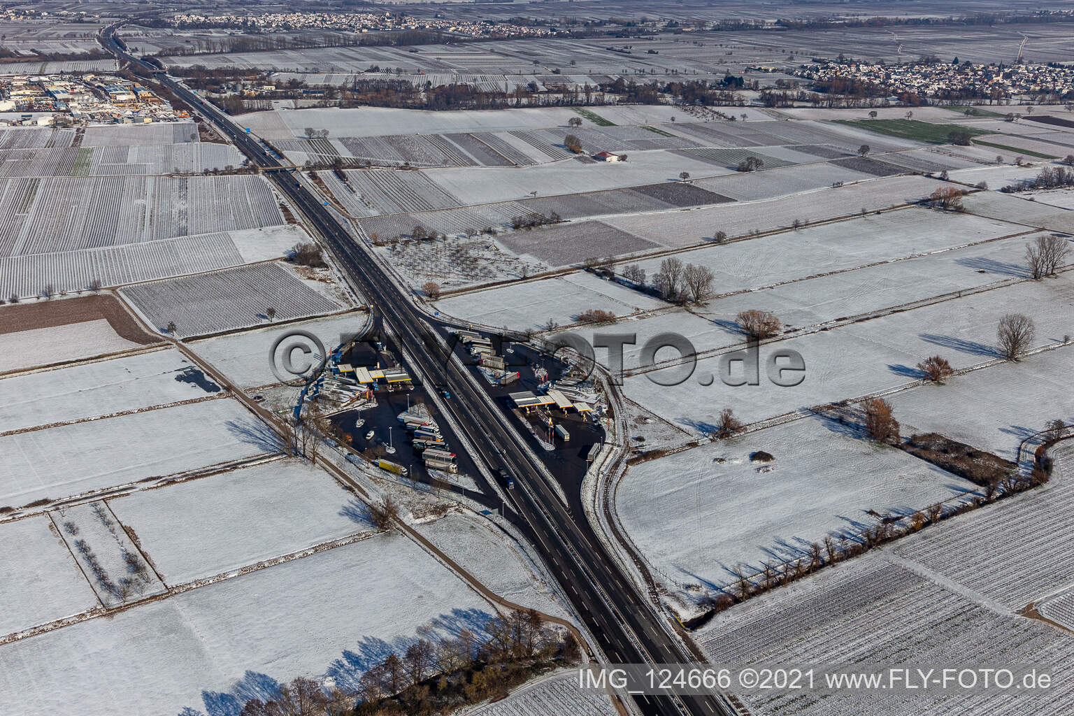 Vue aérienne de Vue aérienne d'hiver dans la neige de l'aire d'autoroute Pfälzer Weinstrasse à Edesheim dans le département Rhénanie-Palatinat, Allemagne