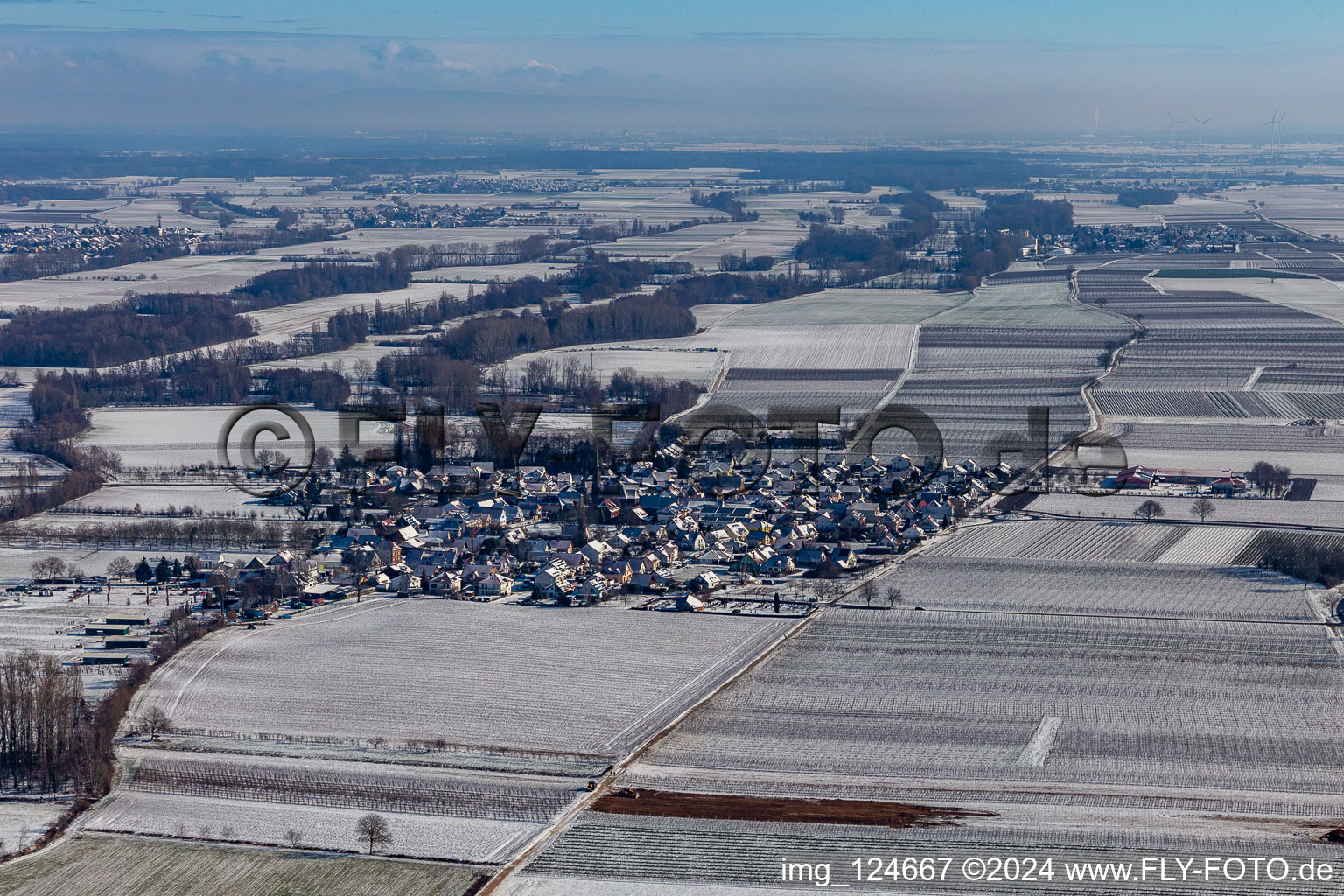 Vue aérienne de Vue aérienne d'hiver dans la neige à Großfischlingen dans le département Rhénanie-Palatinat, Allemagne