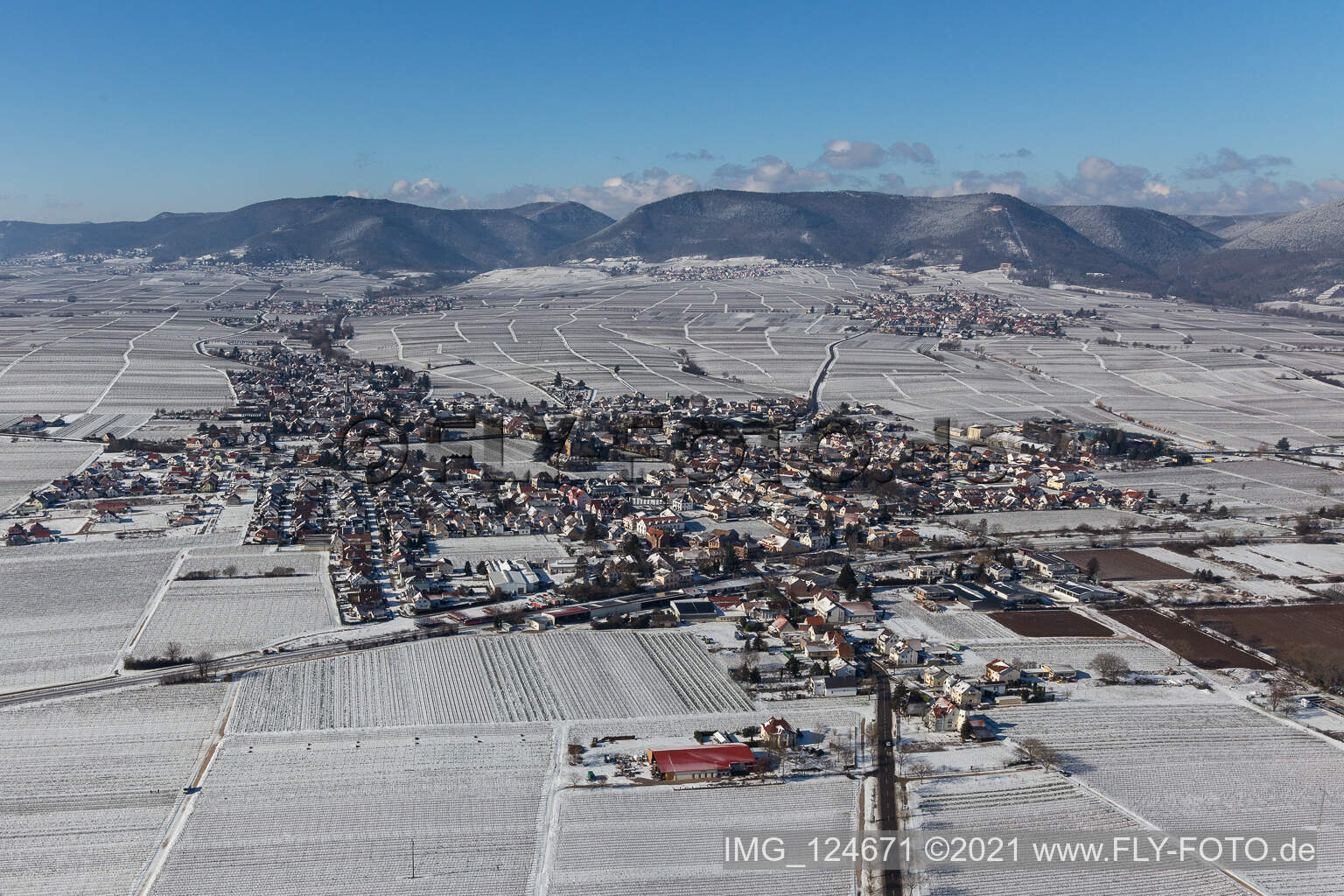 Vue aérienne de Vue aérienne d'hiver dans la neige à Edesheim dans le département Rhénanie-Palatinat, Allemagne