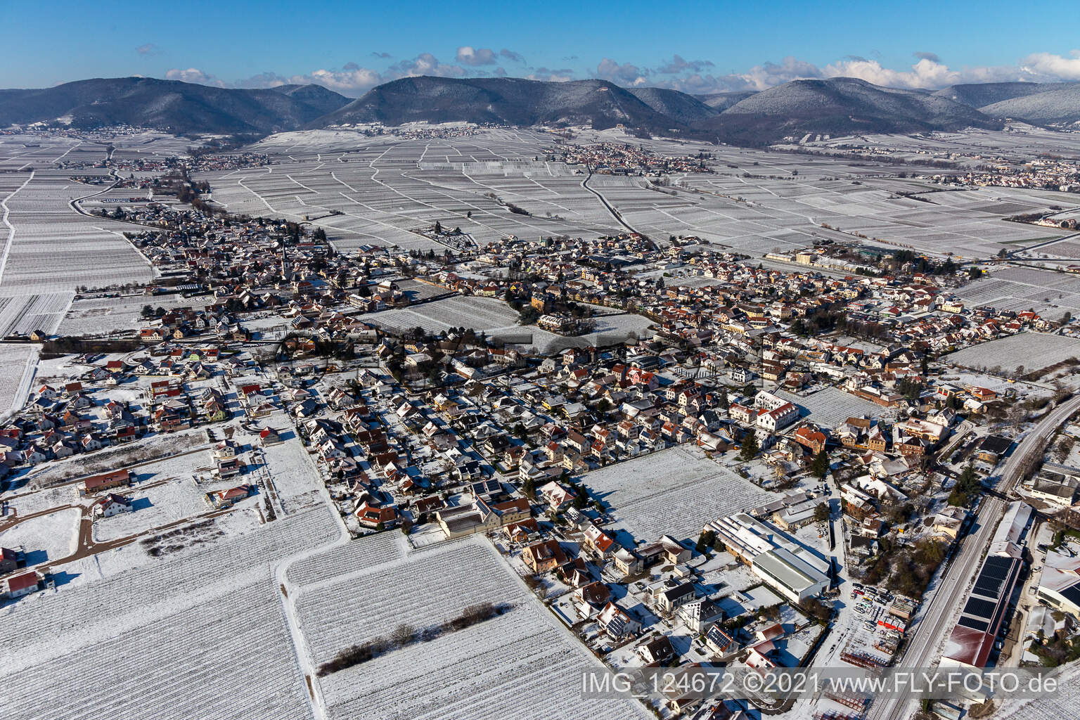 Vue aérienne de Vue aérienne d'hiver dans la neige à Edesheim dans le département Rhénanie-Palatinat, Allemagne