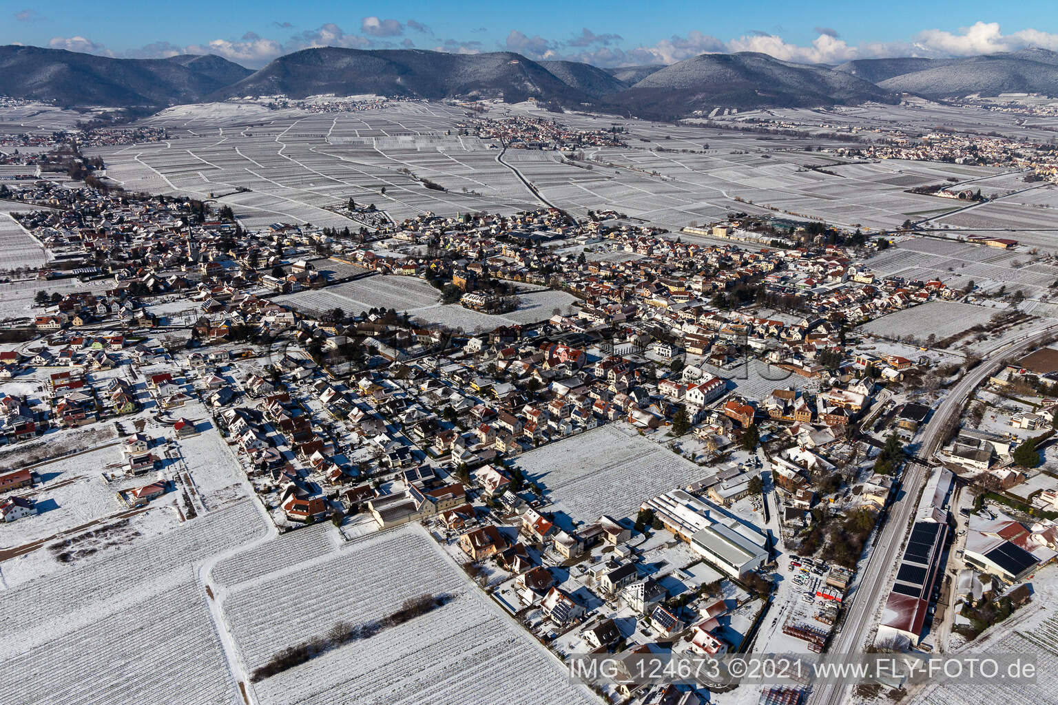 Vue aérienne de Vue aérienne d'hiver dans la neige à Edesheim dans le département Rhénanie-Palatinat, Allemagne