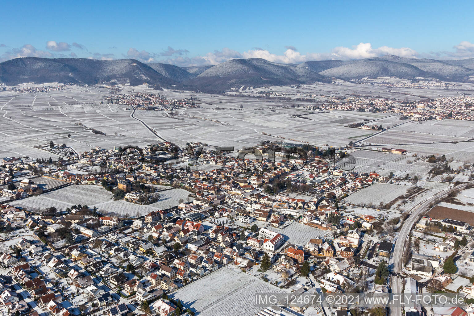 Vue aérienne de Vue aérienne d'hiver dans la neige à Edesheim dans le département Rhénanie-Palatinat, Allemagne