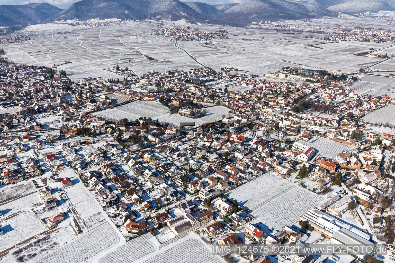 Vue aérienne de Vue aérienne d'hiver dans la neige à Edesheim dans le département Rhénanie-Palatinat, Allemagne