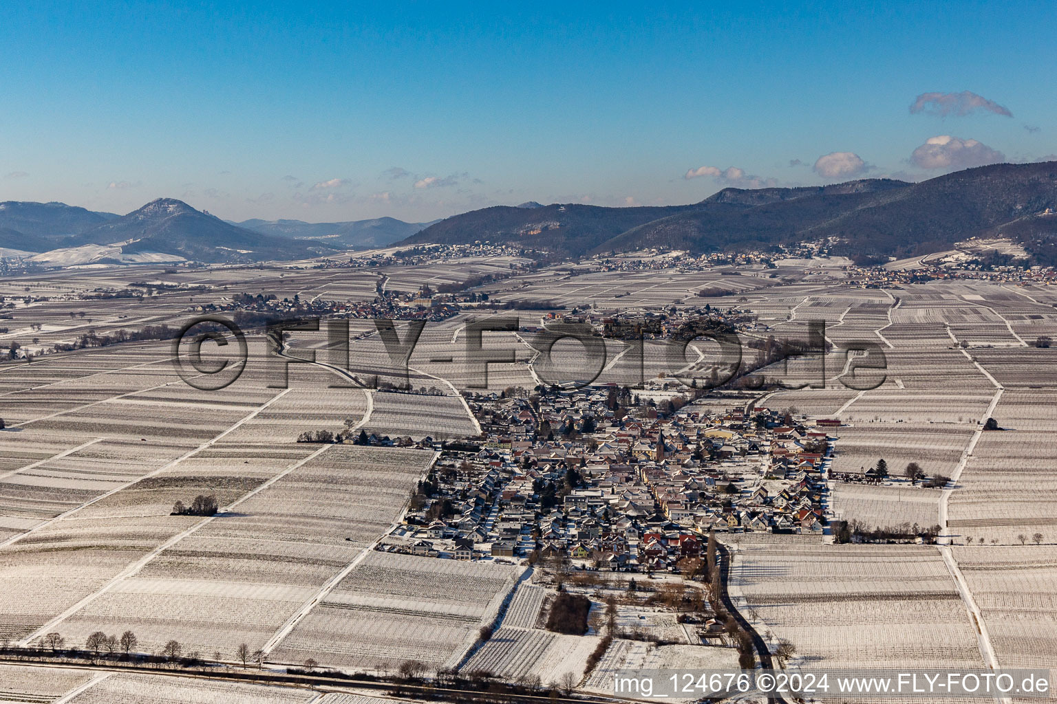 Vue aérienne de Champs agricoles et terres agricoles enneigés en hiver à Roschbach dans le département Rhénanie-Palatinat, Allemagne