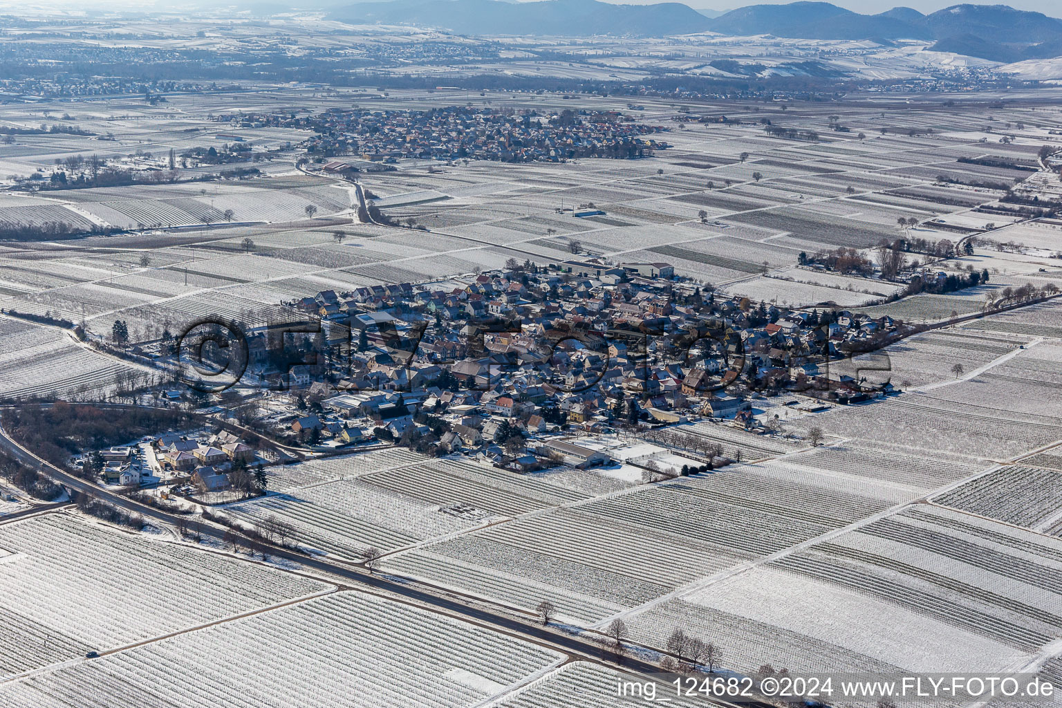 Vue aérienne de Vue aérienne d'hiver dans la neige à Walsheim dans le département Rhénanie-Palatinat, Allemagne