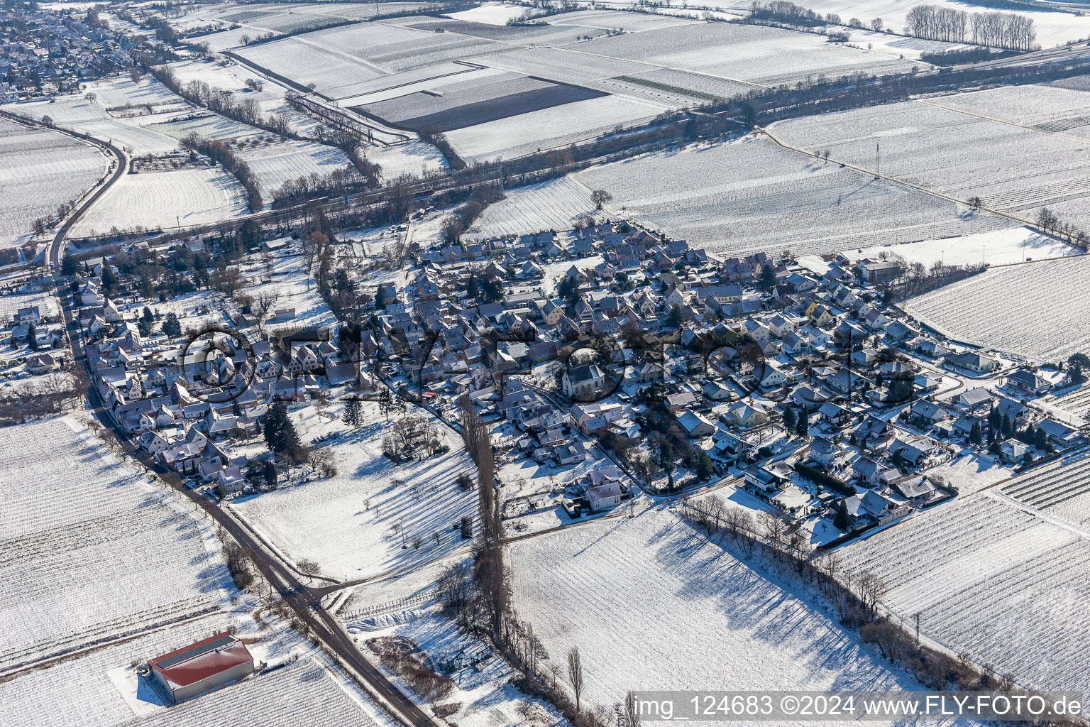 Vue aérienne de Vue aérienne d'hiver dans la neige à Knöringen dans le département Rhénanie-Palatinat, Allemagne