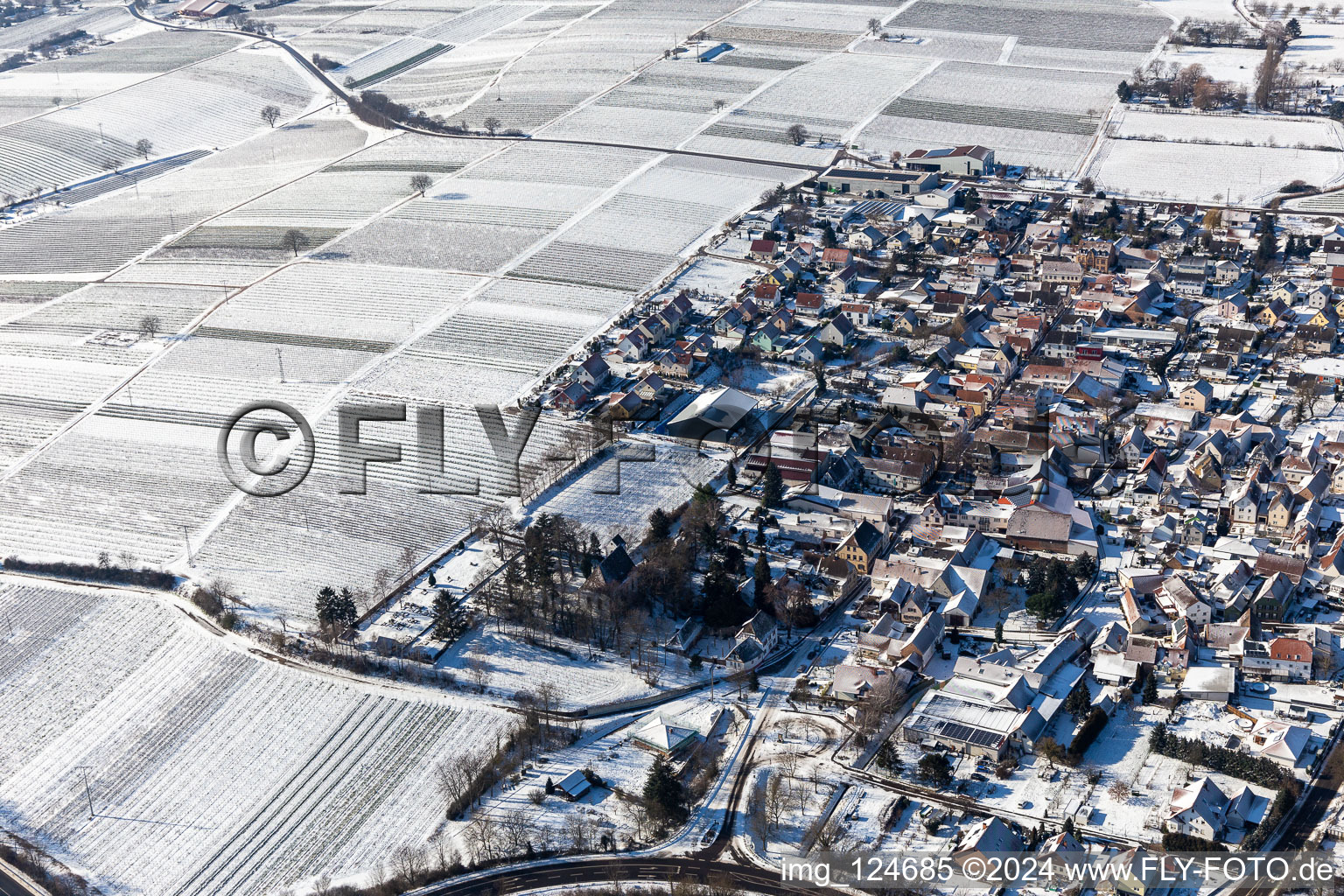 Vue aérienne de Vue aérienne d'hiver dans la neige à Walsheim dans le département Rhénanie-Palatinat, Allemagne