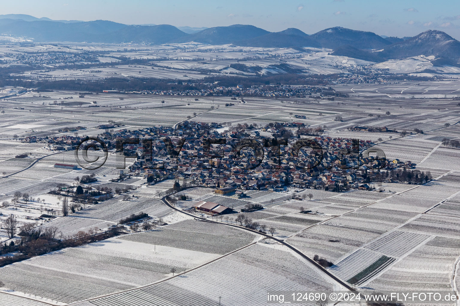 Vue aérienne de Enneigement hivernal des lisières des vignobles et des domaines viticoles de la région viticole en Nußdorf à le quartier Nußdorf in Landau in der Pfalz dans le département Rhénanie-Palatinat, Allemagne