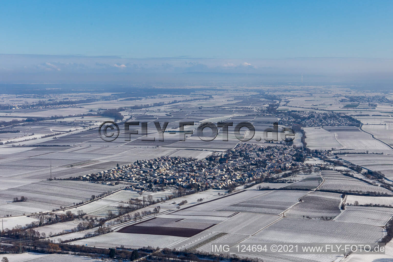 Vue aérienne de Vue aérienne d'hiver dans la neige à Essingen dans le département Rhénanie-Palatinat, Allemagne