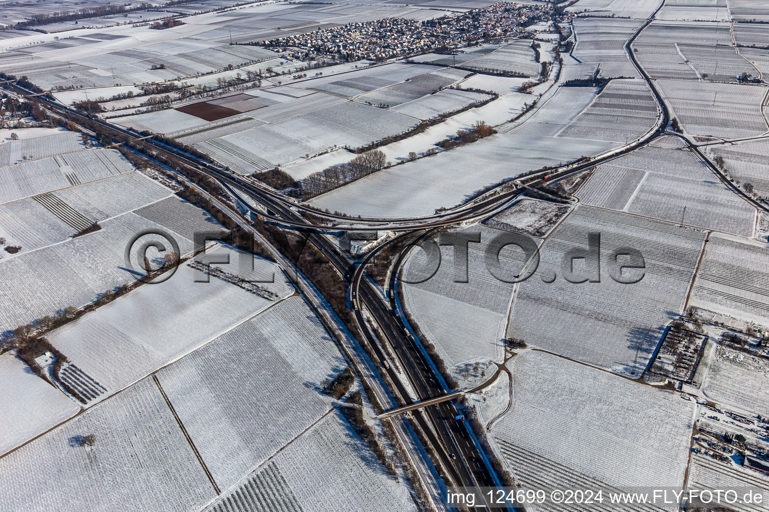 Vue aérienne de Vue aérienne d'hiver dans la neige Sortie autoroute Landau Nord à le quartier Dammheim in Landau in der Pfalz dans le département Rhénanie-Palatinat, Allemagne