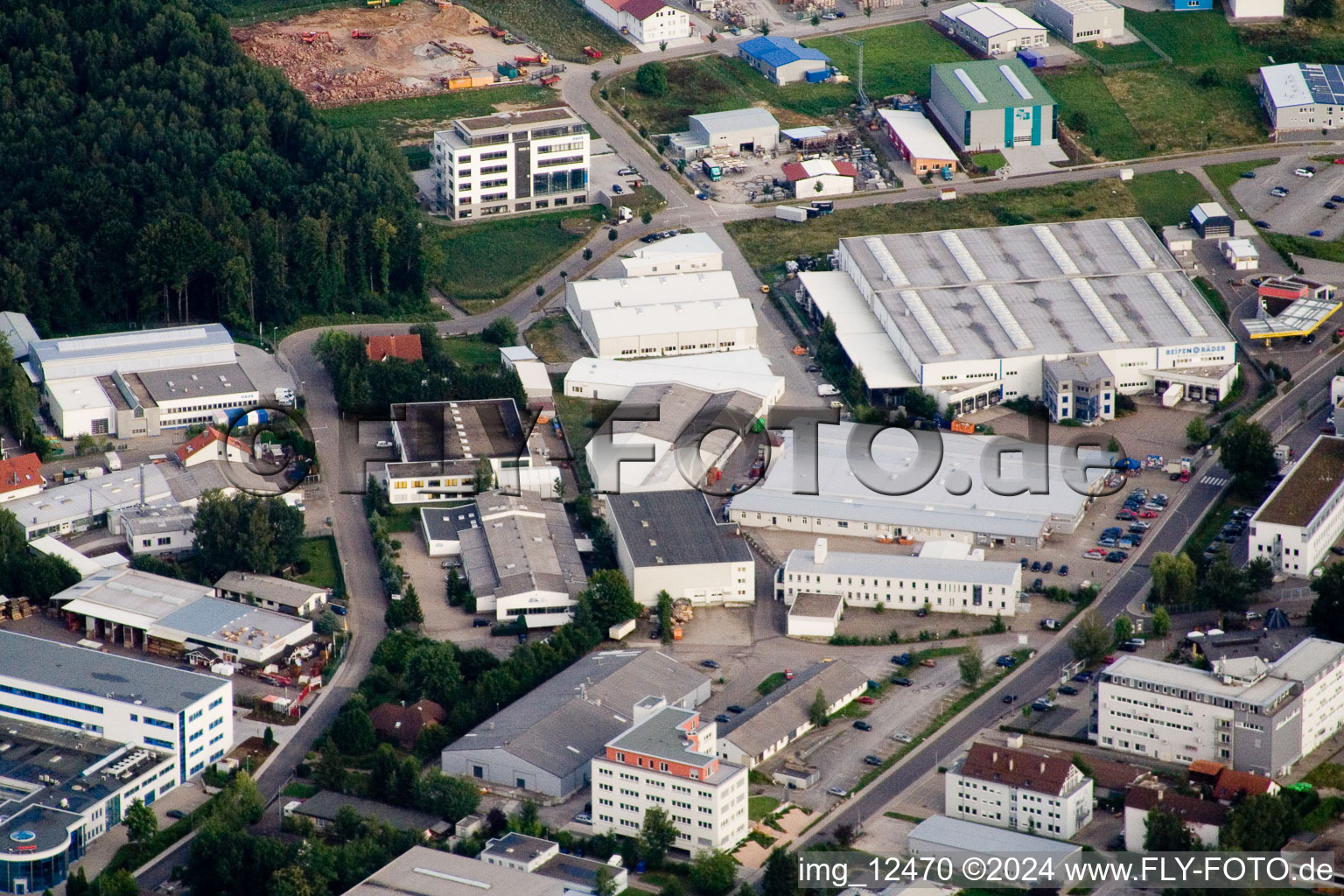 Ittersbach, zone industrielle à le quartier Im Stockmädle in Karlsbad dans le département Bade-Wurtemberg, Allemagne depuis l'avion