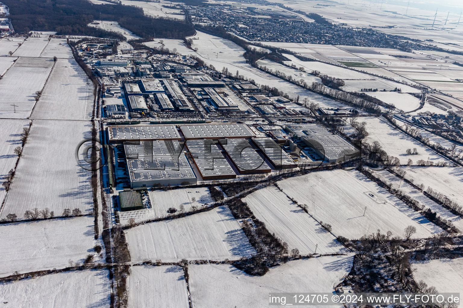 Vue aérienne de Vue aérienne d'hiver dans la neige Pneu Michelin fonctionne à Landau in der Pfalz dans le département Rhénanie-Palatinat, Allemagne