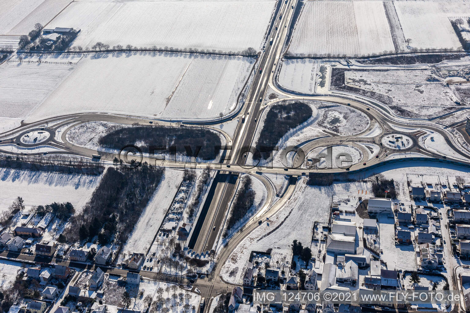 Vue aérienne de Vue aérienne hivernale dans la neige de la sortie d'autoroute Landau Centre à le quartier Queichheim in Landau in der Pfalz dans le département Rhénanie-Palatinat, Allemagne